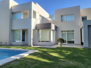 Foto 1 de Exclusiva propiedad en venta en Rincón Club de Campo