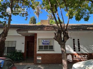 Foto 1 de OPORTUNIDAD! VENTA CASA ( APTA CREDITO) - C/GARAGE Y PATIO A 3 CUADRAS DE LA PLAZA DE LA CRUZ!!