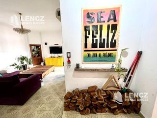 Foto 2 de OPORTUNIDAD! VENTA CASA ( APTA CREDITO) - C/GARAGE Y PATIO A 3 CUADRAS DE LA PLAZA DE LA CRUZ!!