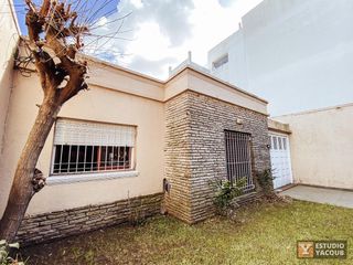 Foto 1 de Casa en venta - 4 dormitorios 2 baños - Cocheras - 209mts2 - Tolosa, La Plata