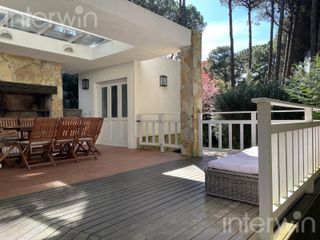 Foto 5 de Casa - 5 ambientes con pileta y cochera - Costa Atlantica - Carilo - VENTA