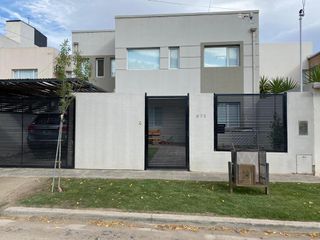 Foto 14 de VENTA Casa de 270m2 con Habitaciones 4 y Pileta en el Barrio Rincón de Emilio - Neuquen