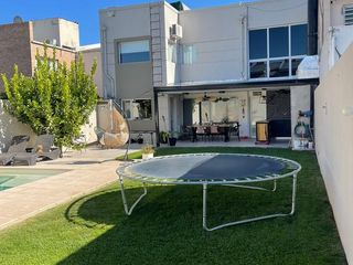 Foto 2 de VENTA Casa de 270m2 con Habitaciones 4 y Pileta en el Barrio Rincón de Emilio - Neuquen