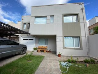 Foto 1 de VENTA Casa de 270m2 con Habitaciones 4 y Pileta en el Barrio Rincón de Emilio - Neuquen