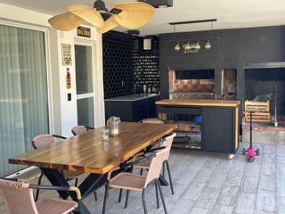 Foto 16 de VENTA Casa de 270m2 con Habitaciones 4 y Pileta en el Barrio Rincón de Emilio - Neuquen