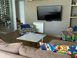 Foto 11 de VENTA Casa de 270m2 con Habitaciones 4 y Pileta en el Barrio Rincón de Emilio - Neuquen