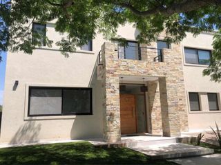 Foto 2 de Casa en venta - 4 Dormitorios 4 Baños 4 Cochera - 260Mts2 - El Cantón, Escobar