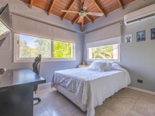 Foto 32 de Exclusiva Casa en venta  Barrio Septiembre: Confort y Elegancia - CDR