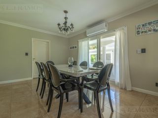 Foto 11 de Exclusiva Casa en venta  Barrio Septiembre: Confort y Elegancia - CDR