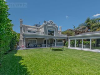 Foto 41 de Exclusiva Casa en venta  Barrio Septiembre: Confort y Elegancia - CDR