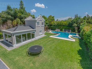 Foto 2 de Exclusiva Casa en venta  Barrio Septiembre: Confort y Elegancia - CDR