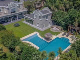 Foto 1 de Exclusiva Casa en venta  Barrio Septiembre: Confort y Elegancia - CDR