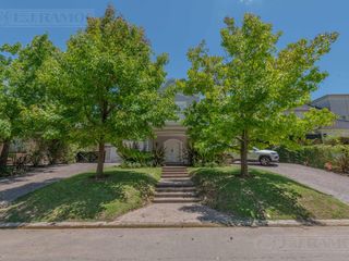 Foto 56 de Exclusiva Casa en venta  Barrio Septiembre: Confort y Elegancia - CDR