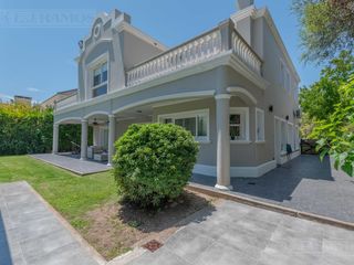 Foto 37 de Exclusiva Casa en venta  Barrio Septiembre: Confort y Elegancia - CDR