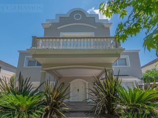 Foto 48 de Exclusiva Casa en venta  Barrio Septiembre: Confort y Elegancia - CDR