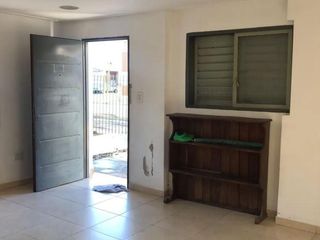 Foto 3 de Casa en venta - 3 dormitorios, 1 baño - 120mts2 sobre lote de 300mts2 - Gambier
