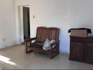 Foto 2 de Casa en venta - 3 dormitorios, 1 baño - 120mts2 sobre lote de 300mts2 - Gambier