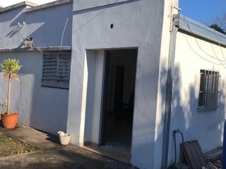 Foto 1 de Casa en venta - 3 dormitorios, 1 baño - 120mts2 sobre lote de 300mts2 - Gambier