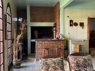 Foto 8 de Casa en  venta - APTO BANCO-  5 ambientes con jardín y pileta