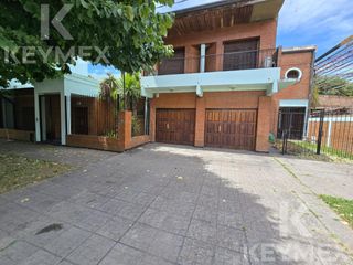 Foto 1 de Casa en  venta - APTO BANCO-  5 ambientes con jardín y pileta