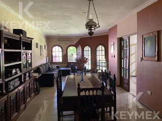 Foto 3 de Casa en  venta - APTO BANCO-  5 ambientes con jardín y pileta