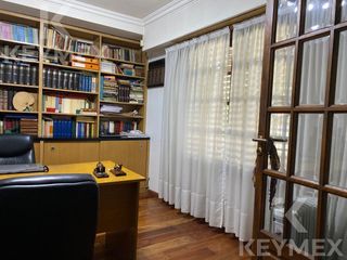 Foto 9 de Casa en  venta - APTO BANCO-  5 ambientes con jardín y pileta
