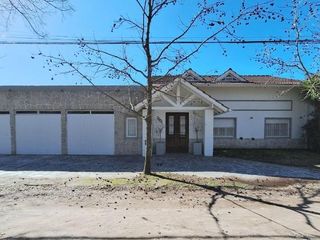Foto 2 de Casa en venta - 3 Dormitorios 3 Baños - Cocheras - 471Mts2 - Mar del Plata