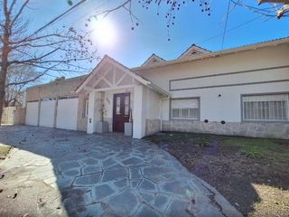Foto 1 de Casa en venta - 3 Dormitorios 3 Baños - Cocheras - 471Mts2 - Mar del Plata