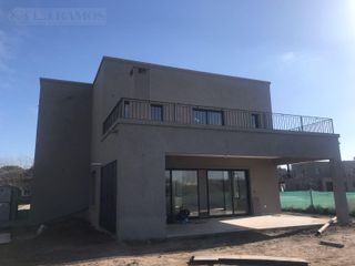 Foto 1 de Casa en Venta Canton Norte PG 320.000 Dos Plantas con vistas a Laguna