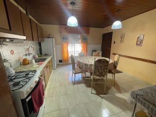 Foto 5 de Amplia casa ubicada a solo una cuadra de Avenida San Martín