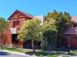 Foto 1 de En Venta Casa Nivel Gerencial 3Dorm - Piscina -  B° Jardines Del Rey - Neuquén