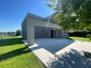 Foto 2 de Casa en  Venta con 4 dormitorios a la Laguna en el barrio San Matias