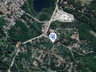 Foto 28 de VENTA Casa 3 dormitorios y Monoambiente Oyeihue 140 Paseo del Ciprés Villa La Angostura