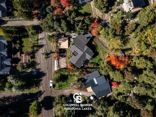 Foto 5 de VENTA Casa 3 dormitorios y Monoambiente Oyeihue 140 Paseo del Ciprés Villa La Angostura