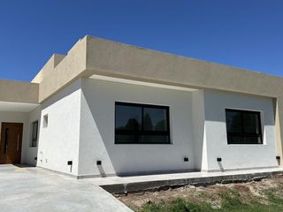 Foto 1 de VENTA Casa Barrio Cerrado Santa Elisa-Pilar Del Este-LOSA RADIANTE-Estrenar- PILETA-Tenis-Futbol