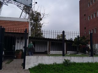 Foto 11 de Casa apta comercial sobre colectora con carteles de publicidad