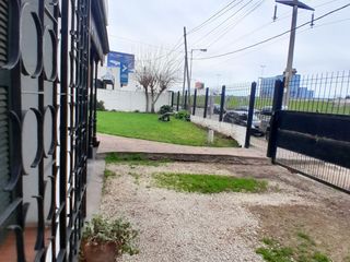 Foto 53 de Casa apta comercial sobre colectora con carteles de publicidad