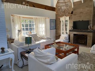 Foto 4 de Casa - 5 ambientes con pileta y cochera - Costa Atlantica - Carilo - VENTA