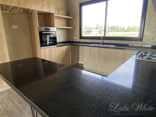 Foto 8 de Casa en venta con renta en Lagos de Canning