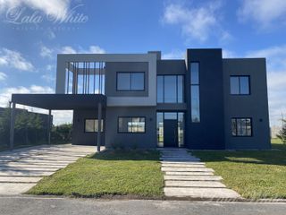 Foto 2 de Casa en venta con renta en Lagos de Canning