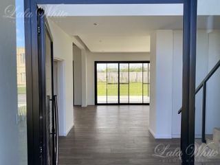 Foto 3 de Casa en venta con renta en Lagos de Canning
