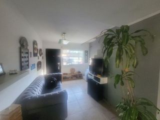 Foto 5 de Duplex en Gonnet con Cochera y amplio jardin
