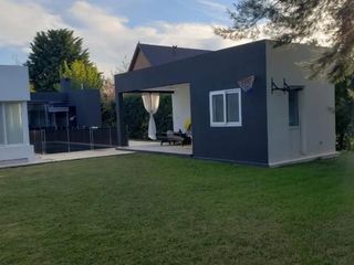 Foto 1 de Casa venta - 3 dormitorios 4 baños - 1000mts2 totales - Álamo Alto