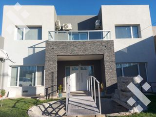 Foto 1 de Venta Casa 4 Dorm - B° Santa Angela 3 - Centenario Neuquen