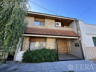Foto 1 de Venta PH de 4 ambientes con cochera y jardin en Quilmes