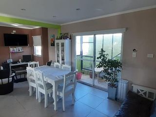 Foto 4 de Casa en venta - 5 dormitorios 3 baños - 140mts2 - Ringuelet