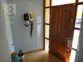 Foto 3 de Casa alquiler o venta Santa Genoveva, 3 dormitorios, 3 baños, quincho-garaje y jardín