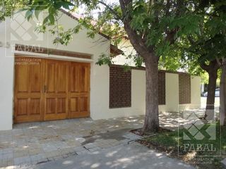 Foto 2 de Casa alquiler o venta Santa Genoveva, 3 dormitorios, 3 baños, quincho-garaje y jardín
