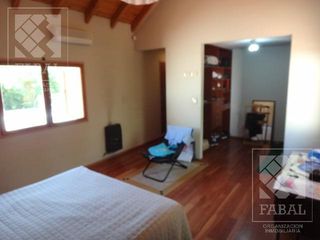 Foto 10 de Casa alquiler o venta Santa Genoveva, 3 dormitorios, 3 baños, quincho-garaje y jardín