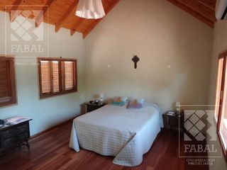 Foto 9 de Casa alquiler o venta Santa Genoveva, 3 dormitorios, 3 baños, quincho-garaje y jardín